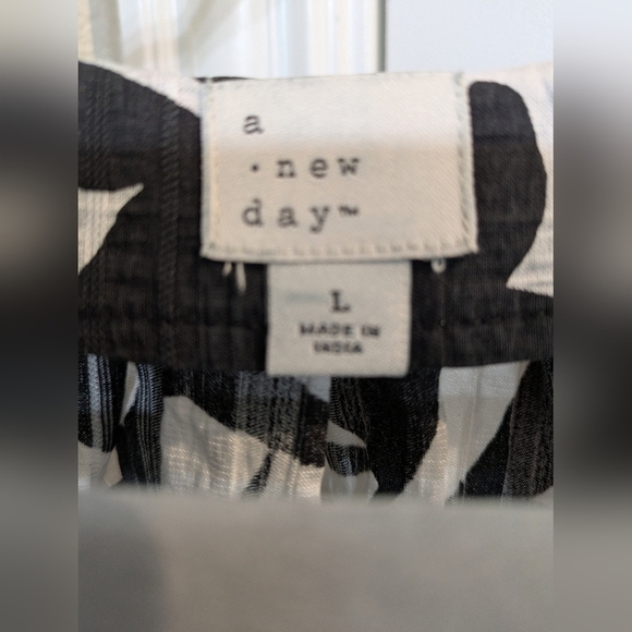 Black and White Patterned Women's Short Sleeve Top - Picture 2 of 14